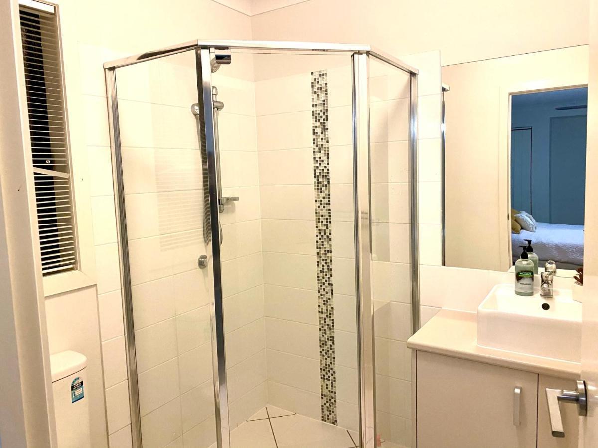 Holiday home Modern 4br Close To The Airport- Whole House *