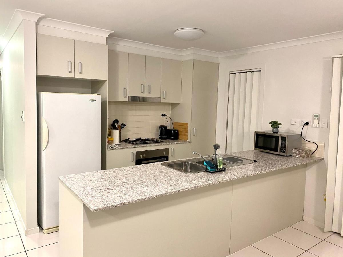 Holiday home Modern 4br Close To The Airport- Whole House Gladstone