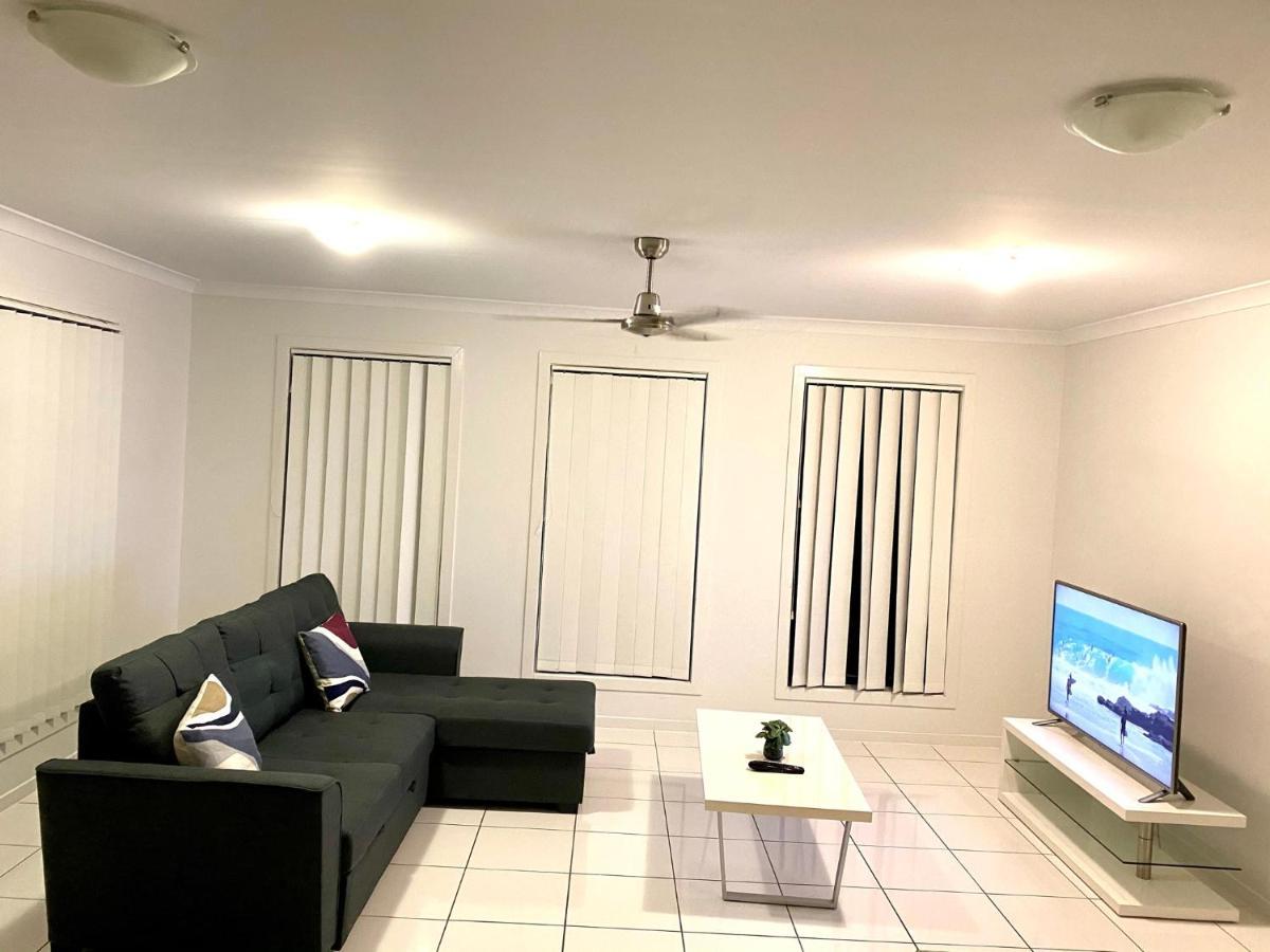 Modern 4br Close To The Airport- Whole House Holiday home Gladstone